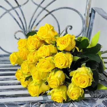 Букет из 15 желтых роз под лентой