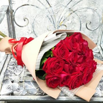 Букет из 19 красных роз Нежный поцелуй