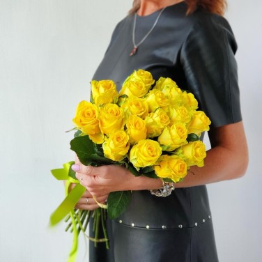 Букет из 17 желтых роз Благоразумие