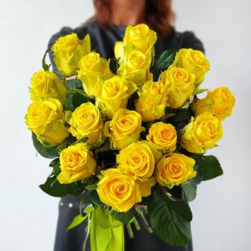 Букет из 21 желтой розы под лентой