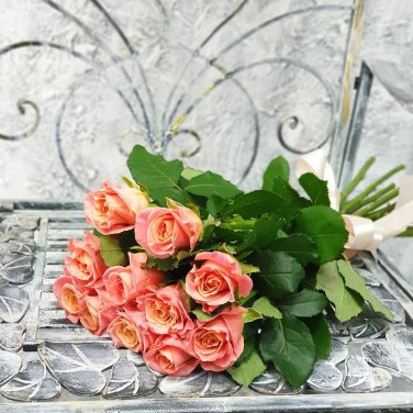 Букет из 11 коралловых роз Орнамент