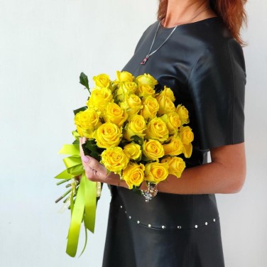 Букет из 21 желтой розы под лентой