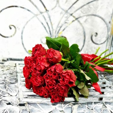 Букет из 15 алых роз Камилла