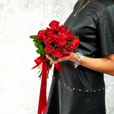 Букет из 15 алых роз Камилла