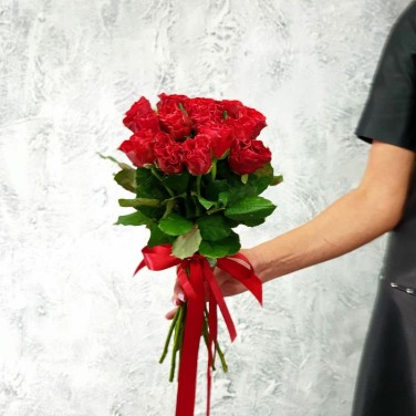 Букет из 15 алых роз Камилла