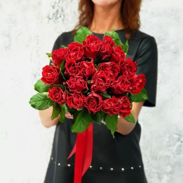 Букет из 19 алых роз Сюрприз