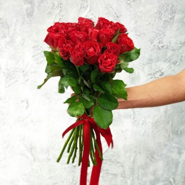 Букет из 19 алых роз Сюрприз