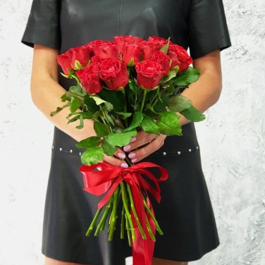Букет из 19 алых роз Сюрприз