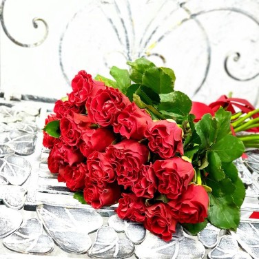 Букет из 19 алых роз Сюрприз