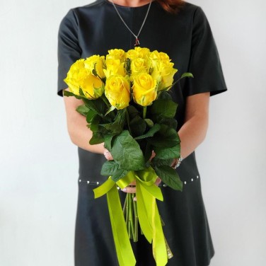 Букет из 11 желтых роз под лентой