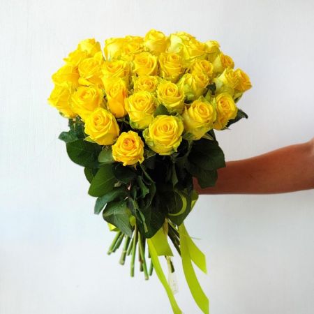 Букет из 21 желтой розы под лентой