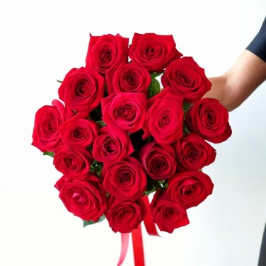 Букет из 19 красных роз Аврора