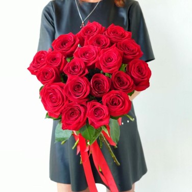 Букет из 19 красных роз Аврора