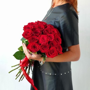 Букет из 19 красных роз Аврора