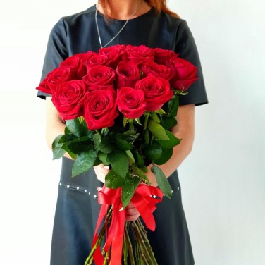 Букет из 19 красных роз Аврора