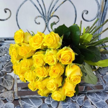 Букет из 21 желтой розы под лентой