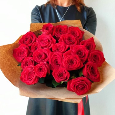 Букет из 21 красной розы в крафте