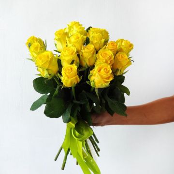 Букет из 11 желтых роз под лентой