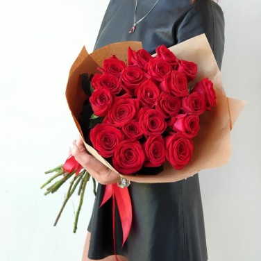 Букет из 21 красной розы в крафте