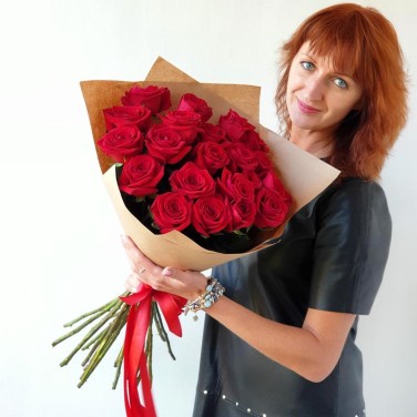 Букет из 21 красной розы в крафте