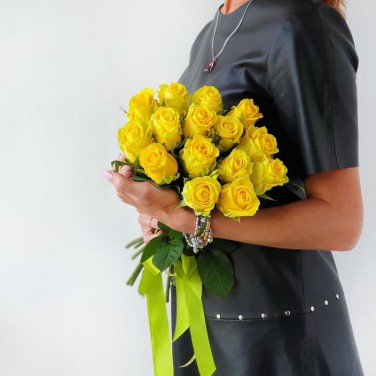 Букет из 11 желтых роз под лентой