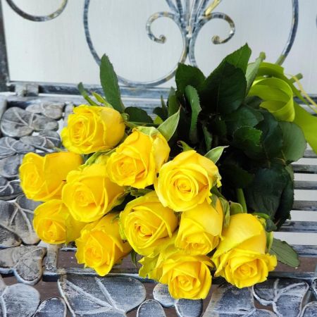 Букет из 11 желтых роз под лентой