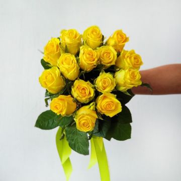 Букет из 15 желтых роз под лентой