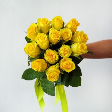 Букет из 15 желтых роз под лентой