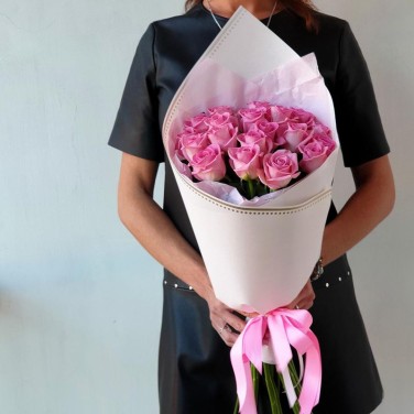 Букет из 17 розовых роз в оригинальной упаковке