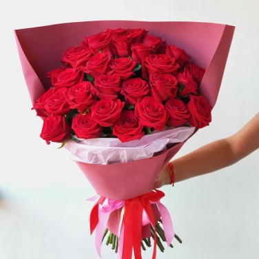 Букет из 31 красной розы в стильной  упаковке