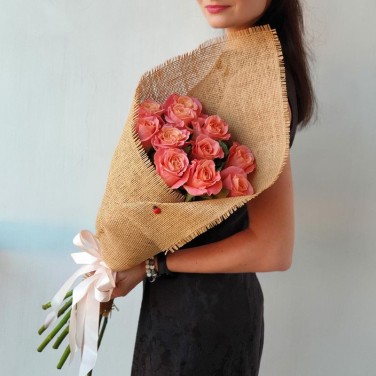 Букет из 11 коралловых роз в упаковке