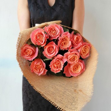 Букет из 11 коралловых роз в упаковке
