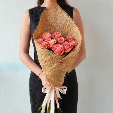 Букет из 11 коралловых роз в упаковке