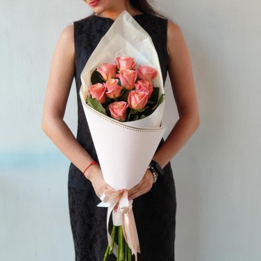 Букет из 9 коралловых роз в упаковке