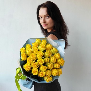 Букет из 31 желтой розы Сюрприз