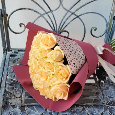 Букет из 25 кремовых роз