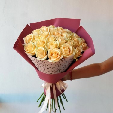Букет из 25 кремовых роз