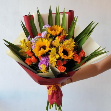 Яркий букет из подсолнухов, маттиолы