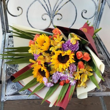 Яркий букет из подсолнухов, маттиолы