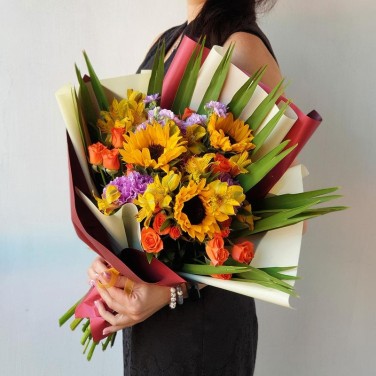 Яркий букет из подсолнухов, маттиолы