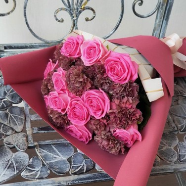 Букет из розовых роз и лунных гвоздик Бархат