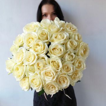 Букет из 35 белых роз с лентой