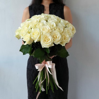 Букет из 35 белых роз с лентой