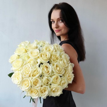 Букет из 35 белых роз с лентой
