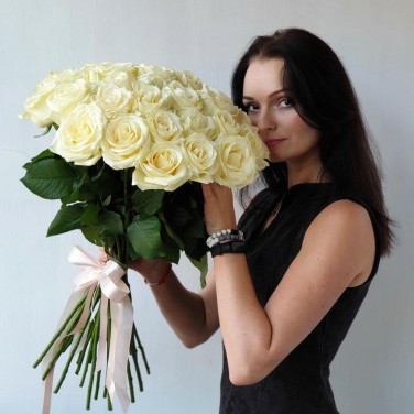 Букет из 35 белых роз с лентой