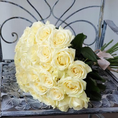 Букет из 35 белых роз с лентой