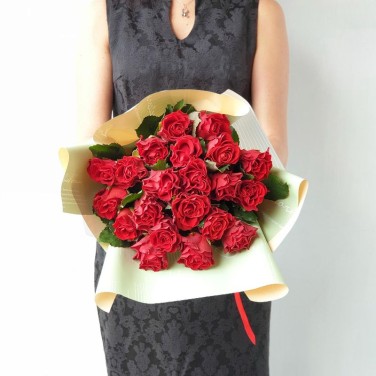 Букет из 21 алой розы в упаковке