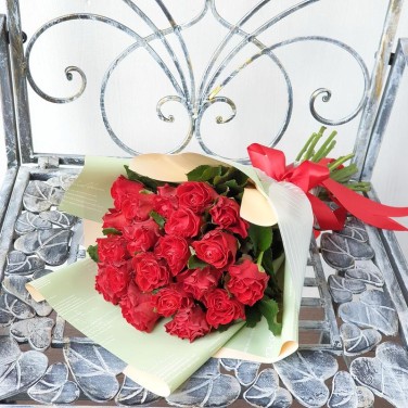 Букет из 21 алой розы в упаковке