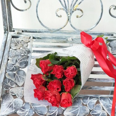 Букет из 9 алых роз в упаковке