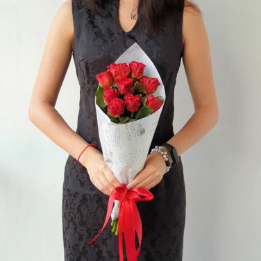 Букет из 9 алых роз в упаковке